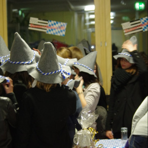 Les élèves ont tous reçu un chapeau de l'Oktoberfest lors de la soirée officiel à la Realschule