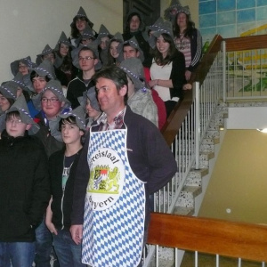 Soirée officielle : les élèves de Broons ont reçu chacun le filzhut , le chapeau traditionnel.