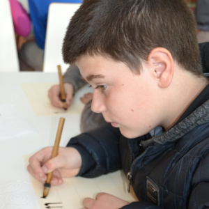 Projet calligraphie : les élèves de 5A au travail