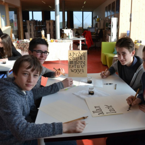 Projet calligraphie : les élèves de 5A au travail