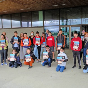 Remise du magazine aux élèves présents lors de la dernière journée de classe.