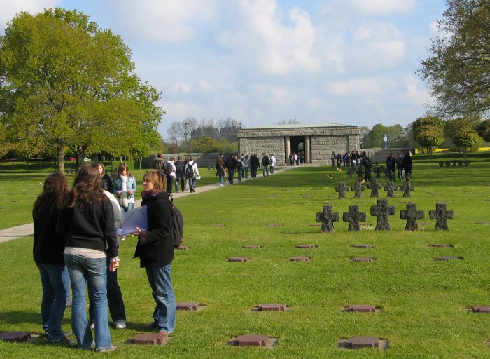 La visite du cimetière allemand de la Cambe